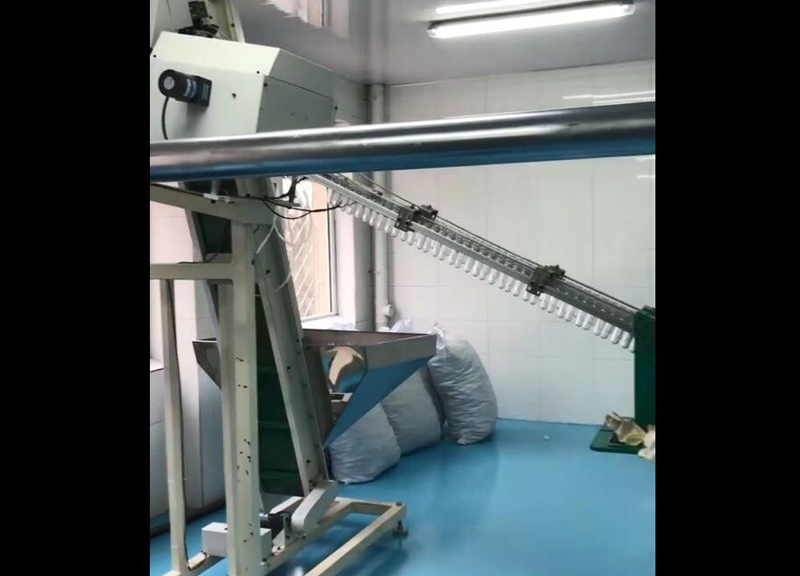 Automatic 4 cavity bottle blowing machine