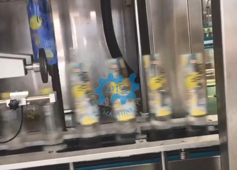 High speed shrink sleeve labeling machine